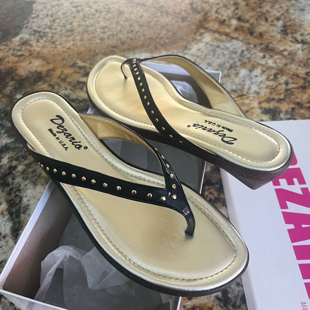 DEZARIO BLACK PATENT LEATHER SANDLE WITH GOLD BUTTON DETAILS.  Size 9. NEW!!